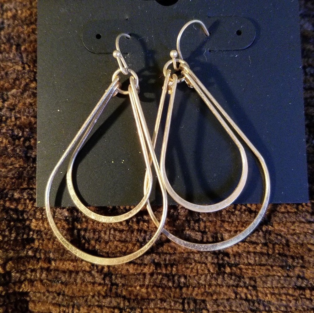 🌷NWT Gold Dangle Earrings